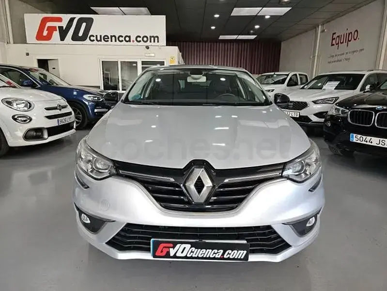 Usado Renault Mégane LIMITED 140 CV (102 kW) 2019 Gris / plata Berlina