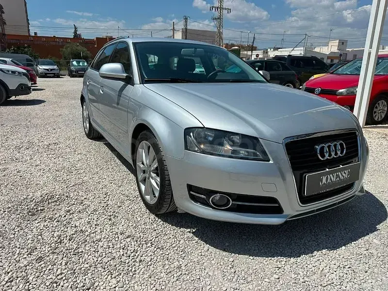 Usado Audi A3 Ambition 105 CV (77 kW) 2011 Gris / plata Utilitario