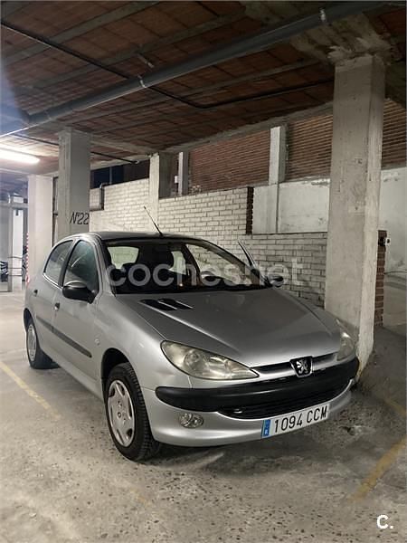 Usado Peugeot 206 70 CV (51 kW) 2002 Gris / plata Berlina