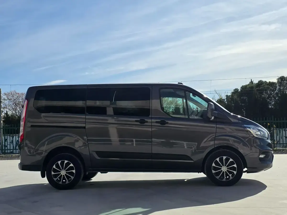 Usado Ford Transit Custom Trend 131 CV (96 kW) 2022 Marrón Familiar