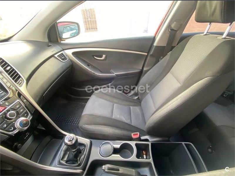 Usado Hyundai i30 90 CV (66 kW) 2014 Rojo Berlina