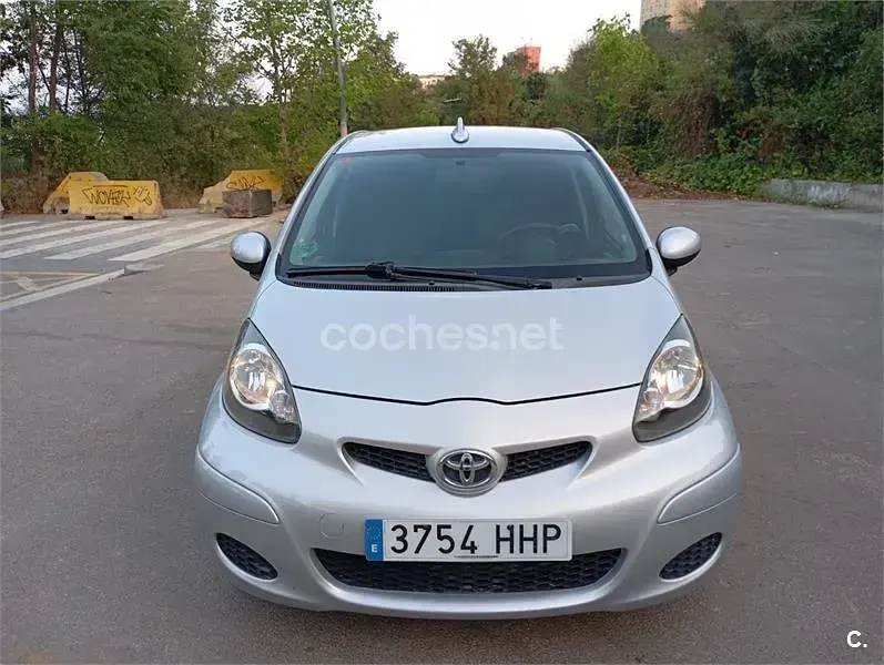 Usado Toyota Aygo 68 CV (50 kW) 2011 Gris / plata Utilitario