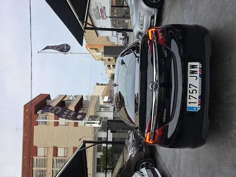 Usado Opel Insignia Selective 136 CV (100 kW) 2017 Negro Familiar