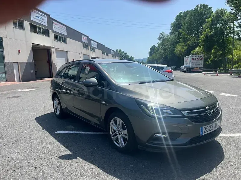 Usado Opel Astra Excellence 125 CV (91 kW) 2016 Gris / plata Familiar