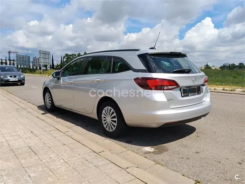 Usado Opel Astra Edition 105 CV (77 kW) 2020 Gris / plata Familiar