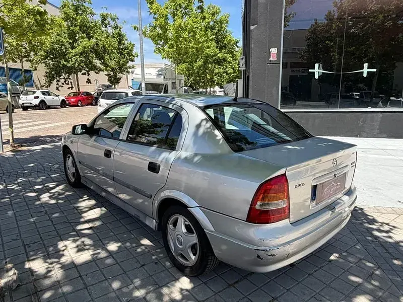 Usado Opel Astra Comfort 100 CV (73 kW) 1999 Gris / plata Berlina