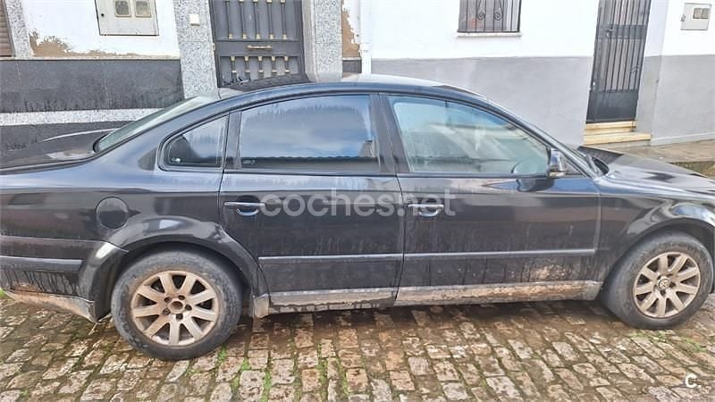 Negro Usado 2004 VW Passat Advance Familiar | 1000 € (Super precio) - Imagen 1/4