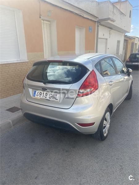 Usado Ford Fiesta Trend 82 CV (60 kW) 2009 Gris / plata Utilitario