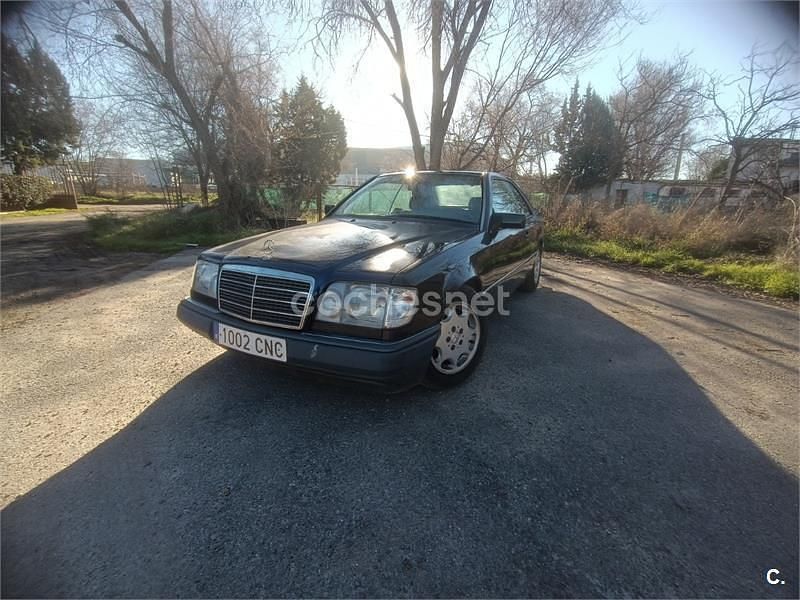 Usado Mercedes E220 150 CV (110 kW) 1994 Negro Coupe