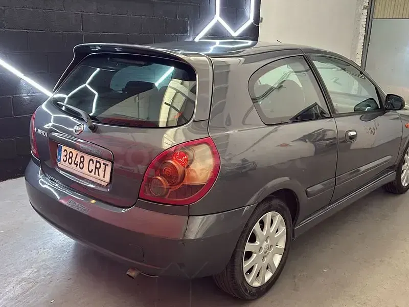 Usado Nissan Almera 112 CV (82 kW) 2004 Gris / plata Berlina