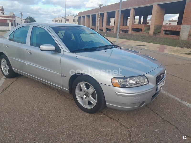Usado Volvo S60 Momentum 163 CV (119 kW) 2005 Gris / plata Berlina