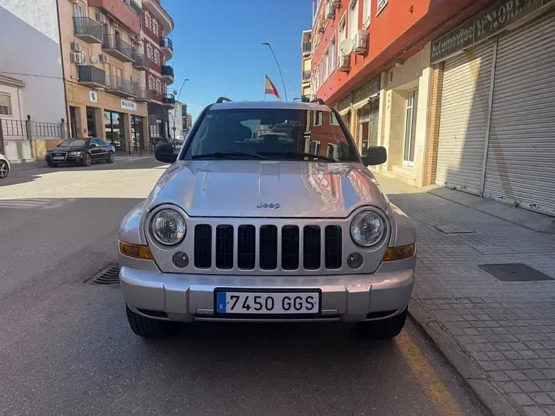 Usado Jeep Cherokee Limited 163 CV (119 kW) 2008 Gris / plata SUV
