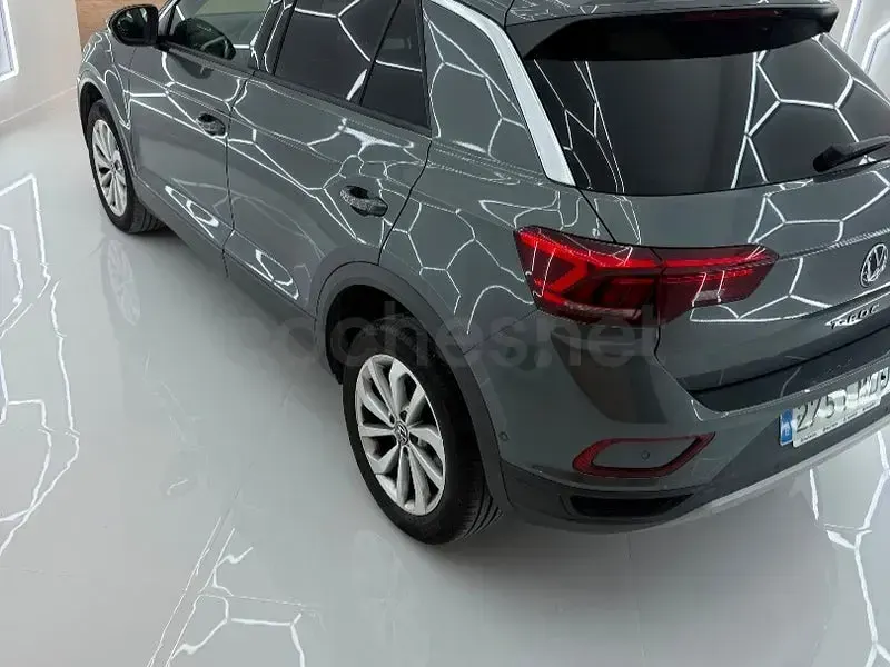 Usado VW T-Roc Life 115 CV (84 kW) 2022 Gris / plata SUV