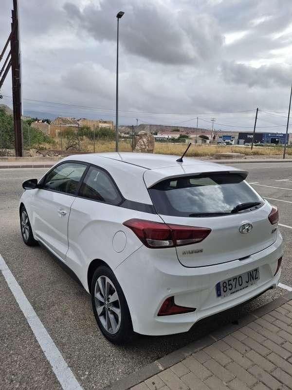 Begagnad Hyundai i20 90 HK (66 kW) 2016 Vit Sportkupé