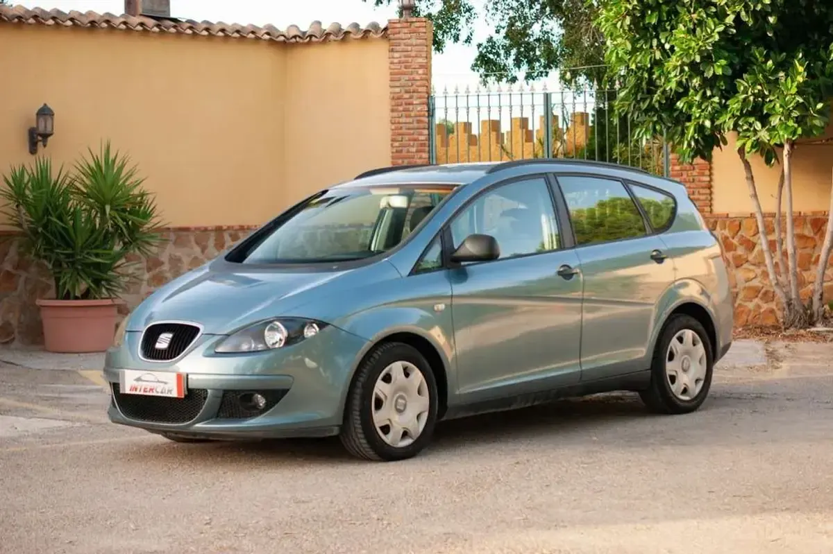 Usado Seat Altea Reference 105 CV (77 kW) 2007 Gris Monovolumen