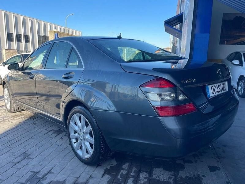 Usado Mercedes S320 235 CV (172 kW) 2008 Gris / plata Berlina