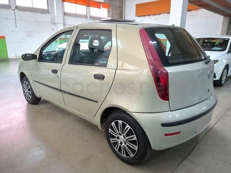 Usado Fiat Punto Dynamic 60 CV (44 kW) 2006 Beige Utilitario