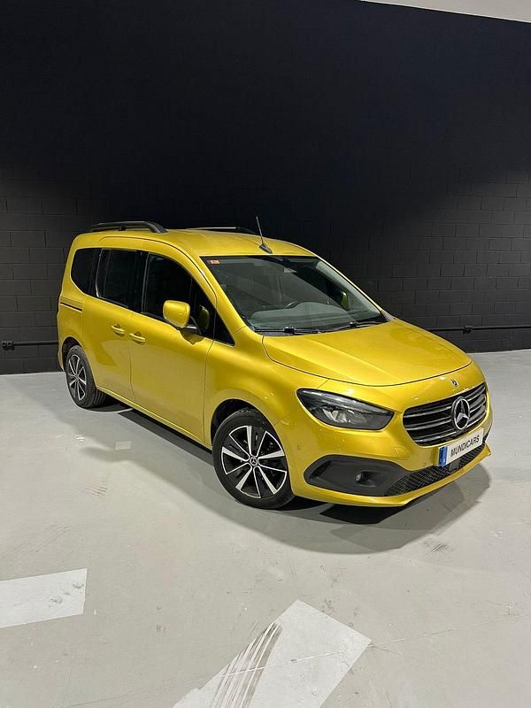 Usado Mercedes T180 115 CV (84 kW) 2022 Oro Monovolumen