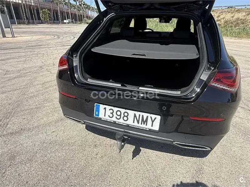 Usado Mercedes CLA200 Shooting Brake 150 CV (110 kW) 2023 Negro Familiar