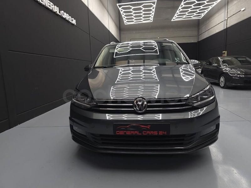 Usado VW Touran Advance 150 CV (110 kW) 2019 Gris / plata Monovolumen