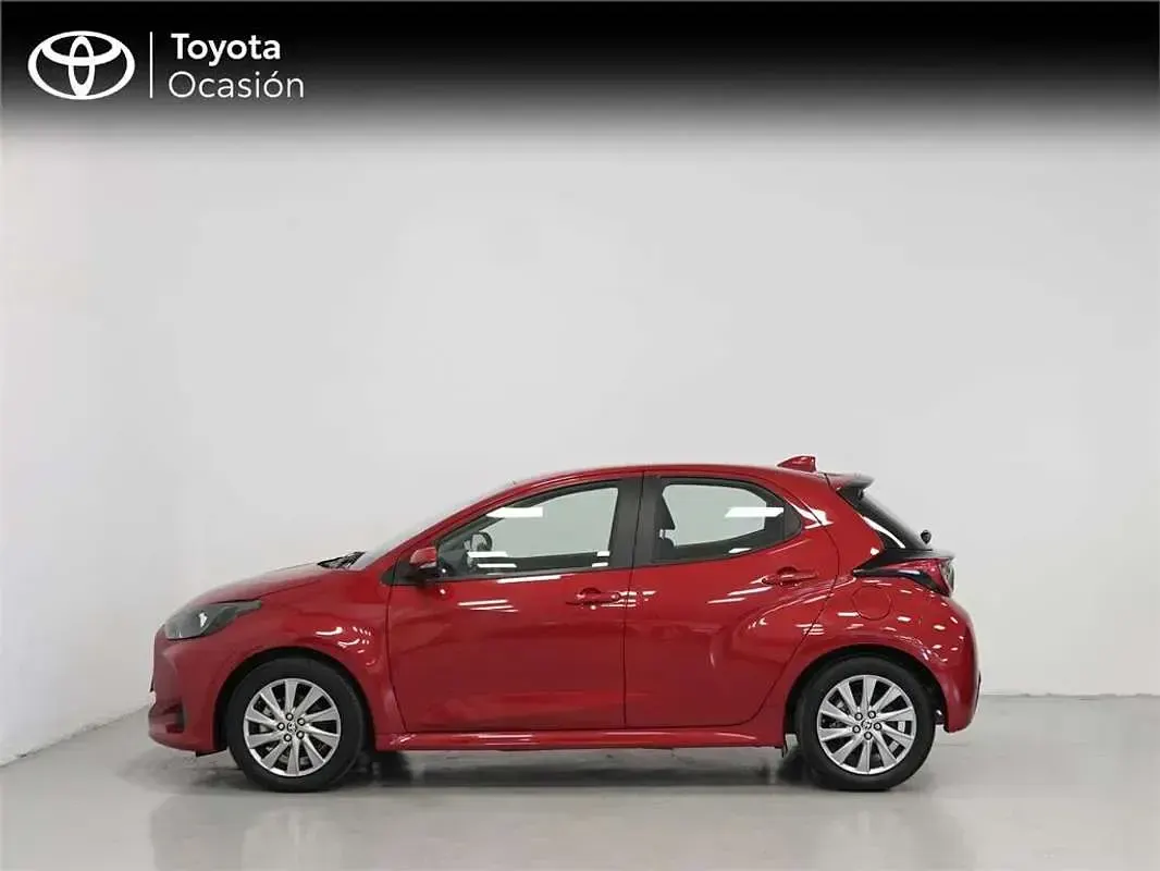 Usado Toyota Yaris Hybrid Active 116 CV (85 kW) 2022 Rojo Monovolumen