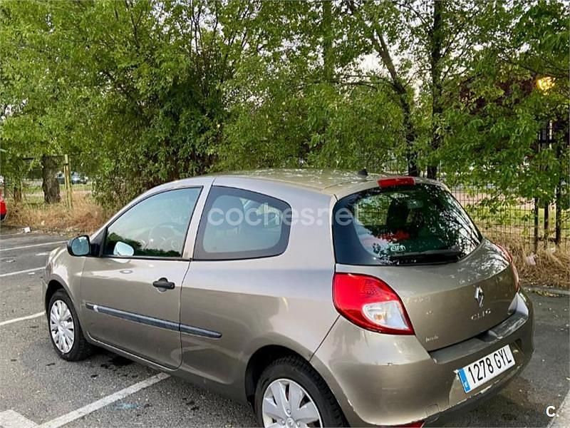 Beige Usado 2010 Renault Clio II Berlina | 5899 € (Precio justo) - Imagen 1/4