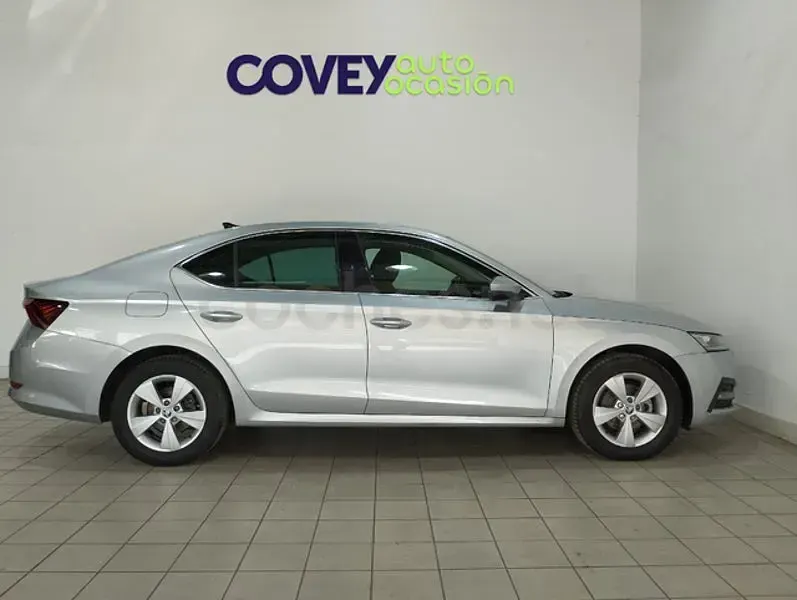 Usado Skoda Octavia Ambition 116 CV (85 kW) 2022 Gris / plata Berlina