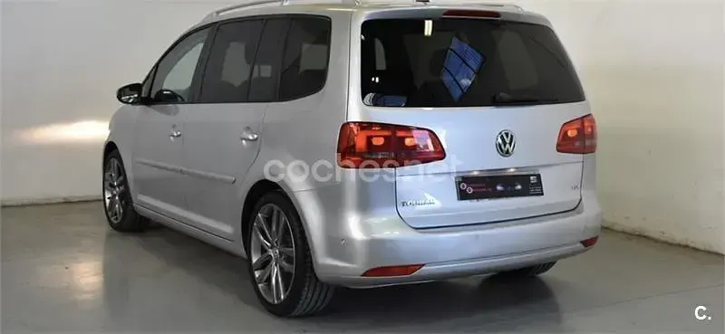 Usado VW Touran Advance 105 CV (77 kW) 2012 Gris / plata Monovolumen