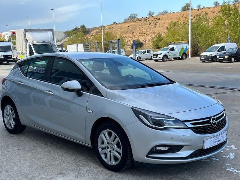 Usado Opel Astra Dynamic 136 CV (100 kW) 2019 Gris / plata Berlina