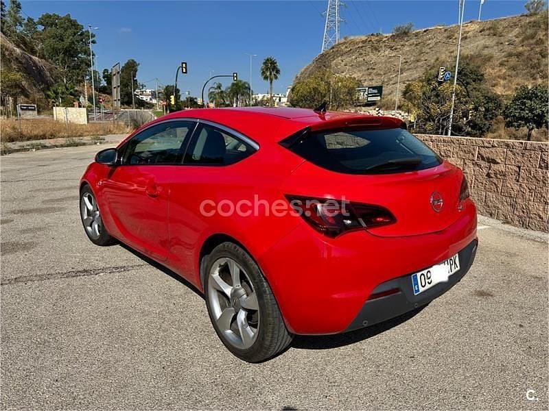 Usado Opel Astra GTC Sportive 130 CV (95 kW) 2013 Rojo Berlina