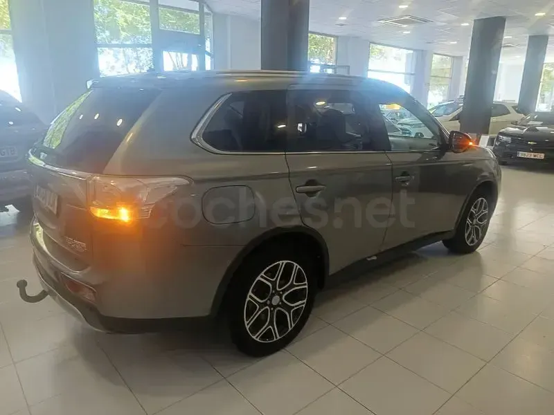 Usado Mitsubishi Outlander P-HEV 203 CV (149 kW) 2015 Gris / plata SUV