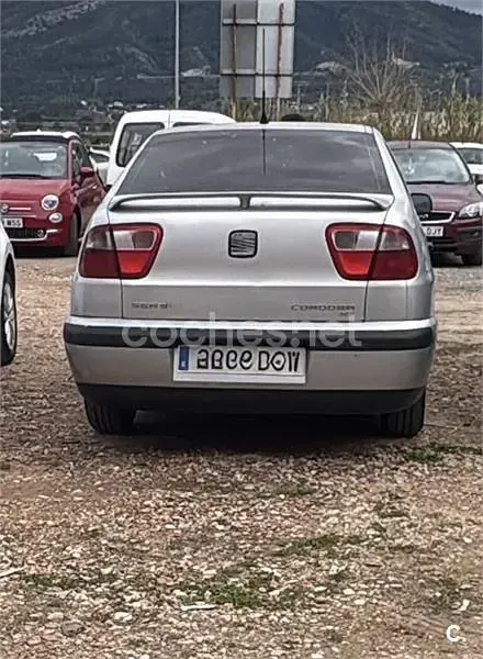 Usado Seat Cordoba Stella 68 CV (50 kW) 2002 Gris / plata Berlina