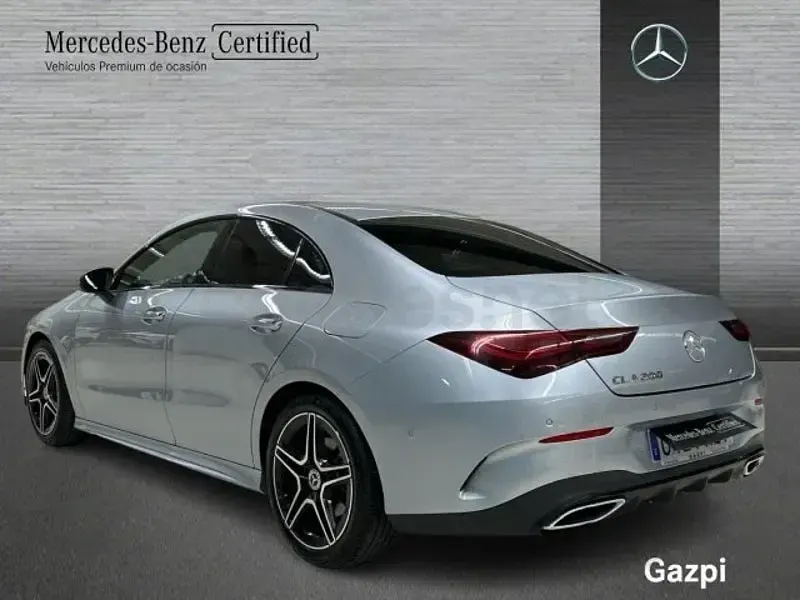 Usado Mercedes CLA200 163 CV (119 kW) 2025 Gris / plata Berlina