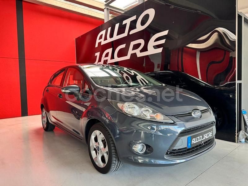 Gris / plata Usado 2013 Ford Fiesta Titanium Berlina | 7990 € (Precio justo) - Imagen 1/4