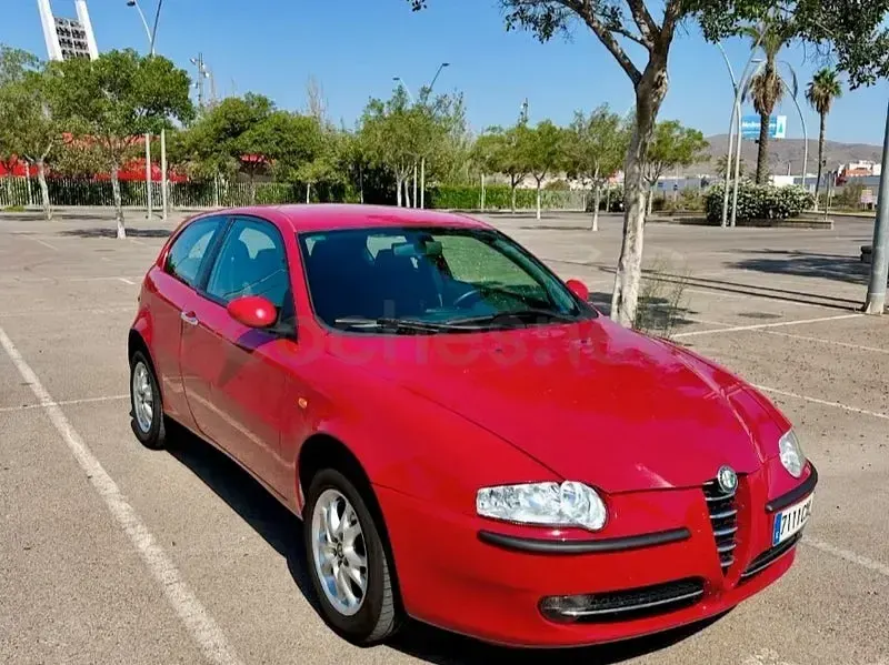 Usado Alfa Romeo 147 Distinctive 115 CV (84 kW) 2004 Rojo Utilitario