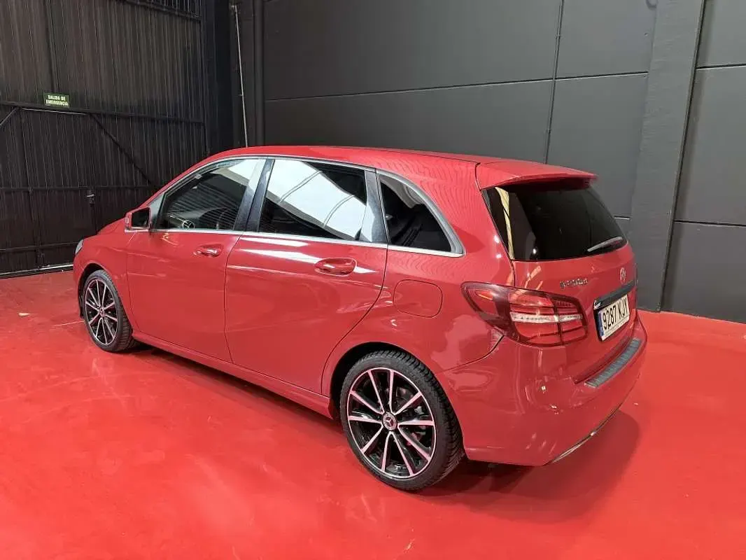 Usado Mercedes B200 136 CV (100 kW) 2018 Rojo Utilitario