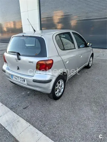 Usado Toyota Yaris T3 87 CV (63 kW) 2003 Blanco Berlina