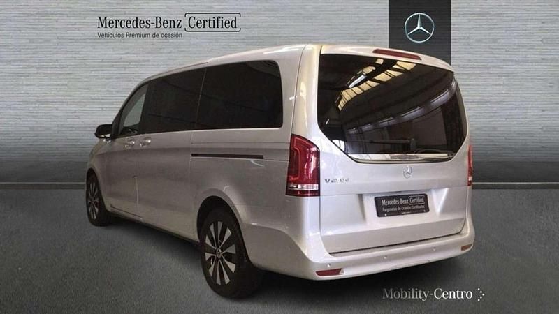Usado Mercedes V250 2023 Plateado Monovolumen