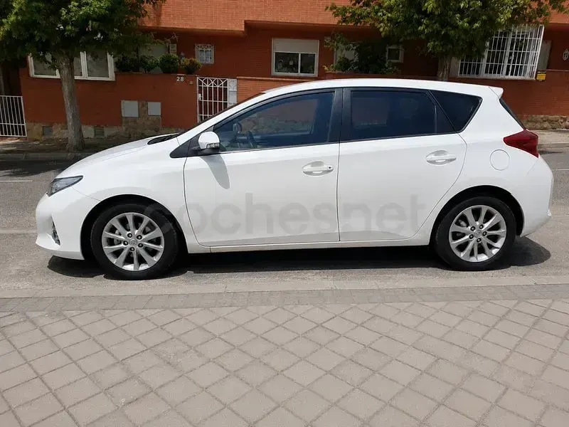 Usado Toyota Auris Active 132 CV (97 kW) 2013 Blanco Berlina