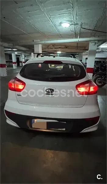 Usado Kia Rio 84 CV (61 kW) 2015 Blanco Berlina
