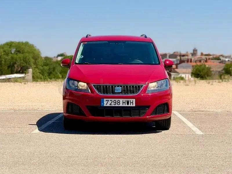 Usado Seat Alhambra 4Drive 140 CV (102 kW) 2014 Rojo Monovolumen