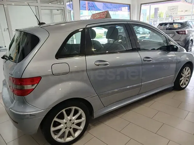 Usado Mercedes B200 140 CV (102 kW) 2006 Gris / plata Monovolumen