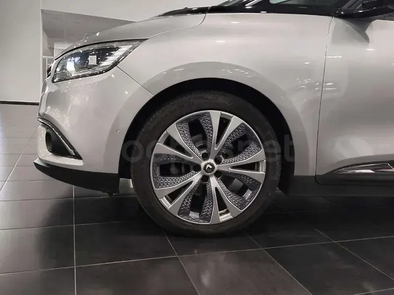 Usado Renault Grand Scénic IV Zen 160 CV (117 kW) 2019 Gris / plata Monovolumen