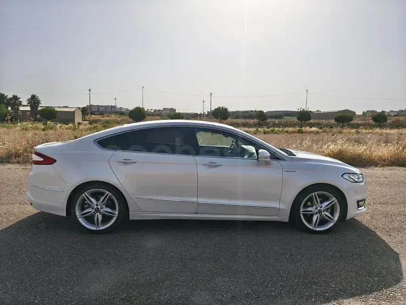 Usado Ford Mondeo Vignale 190 CV (139 kW) 2018 Blanco Berlina