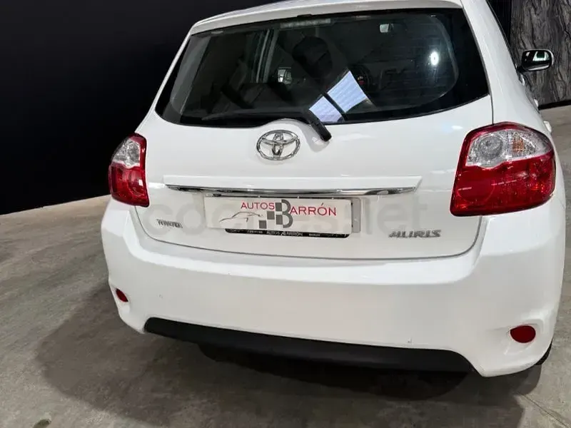Usado Toyota Auris Active 90 CV (66 kW) 2012 Blanco Berlina