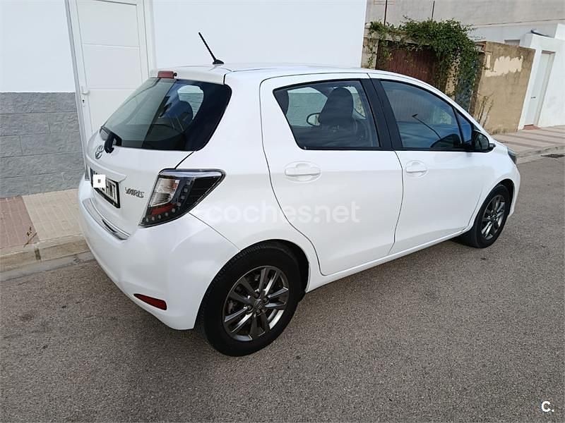 Usado Toyota Yaris Active 69 CV (50 kW) 2014 Blanco Berlina