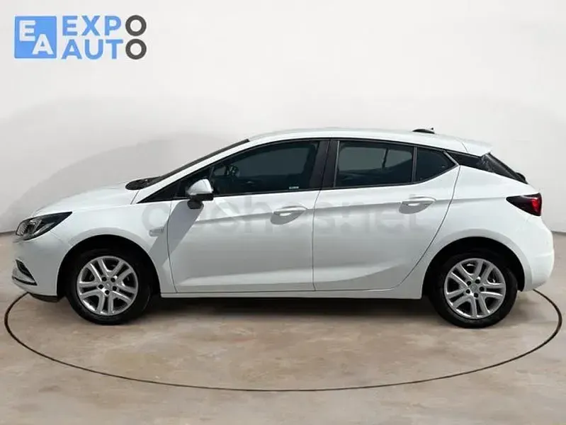 Usado Opel Astra Selective 125 CV (91 kW) 2016 Blanco Berlina