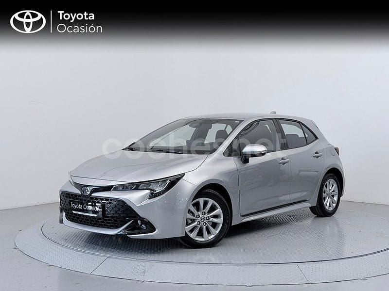 Gris / plata Usado 2025 Toyota Corolla Active Berlina | 23.900 € (Buen precio) - Imagen 1/4