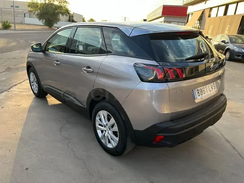 Usado Peugeot 3008 Active 130 CV (95 kW) 2022 Gris / plata SUV