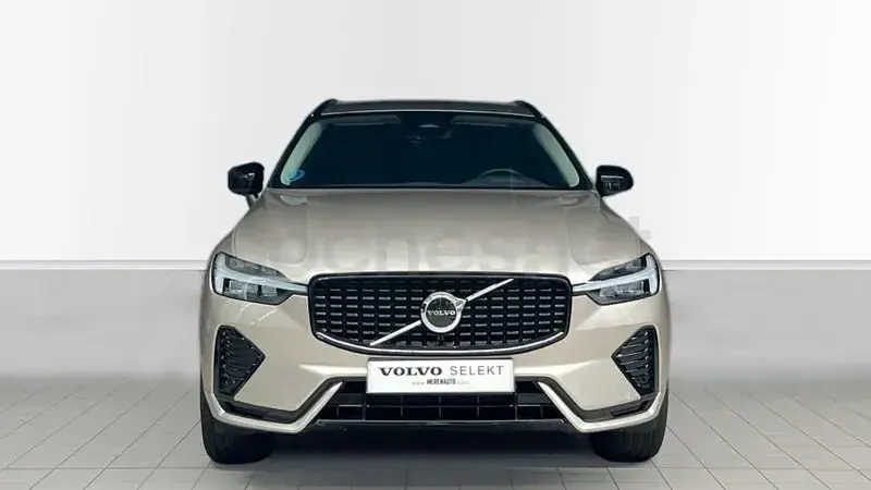 Usado Volvo XC60 Plus 250 CV (183 kW) 2025 Gris / plata SUV